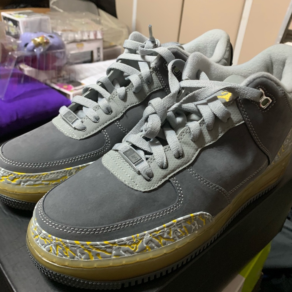 NIKE AIR JORDAN 3 & AIR FORCE COLLABORATION DARK GREY/YELLOW/GOLD SIZE 8.5 MENS